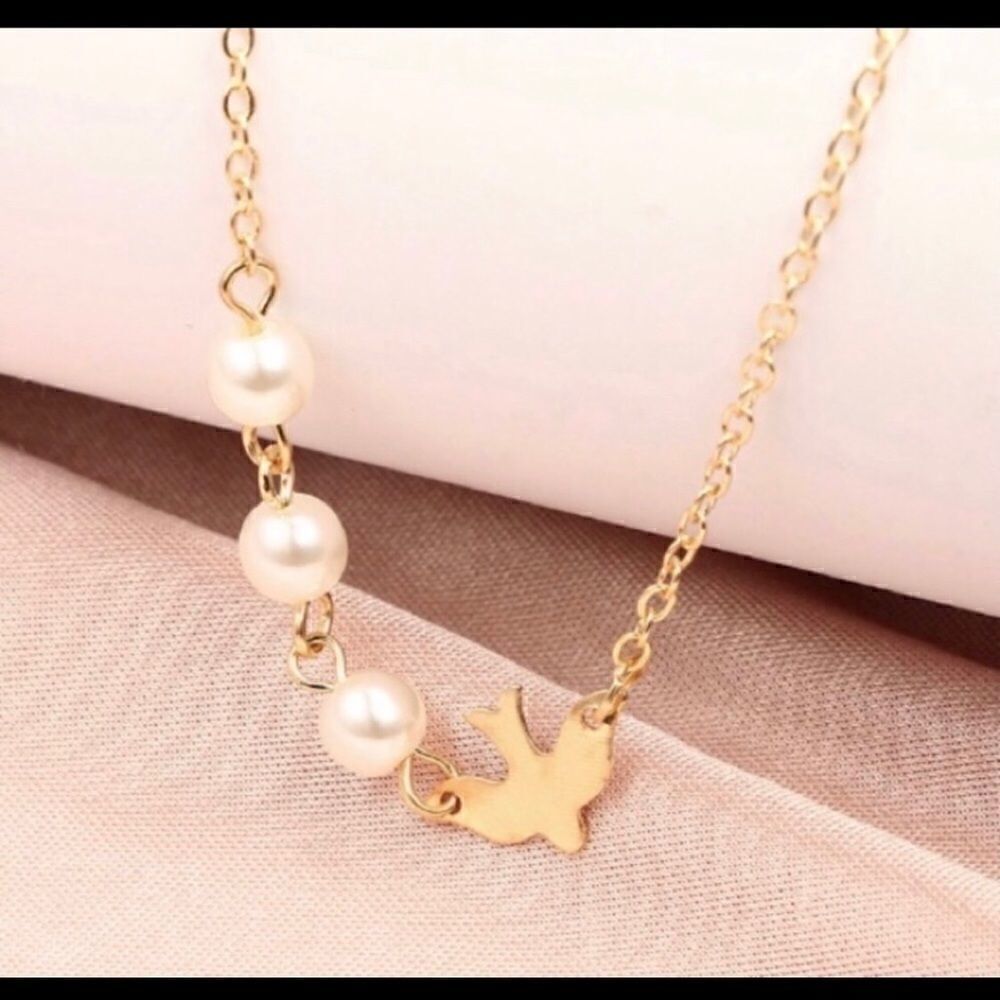Necklace Dove with Faux pearls Super cute delicate